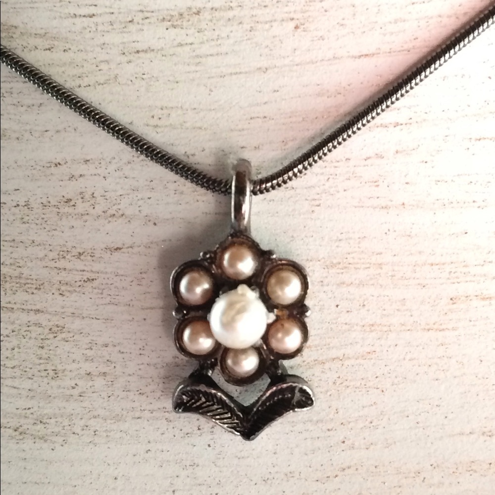 3/24  Dainty Express Flower Necklace